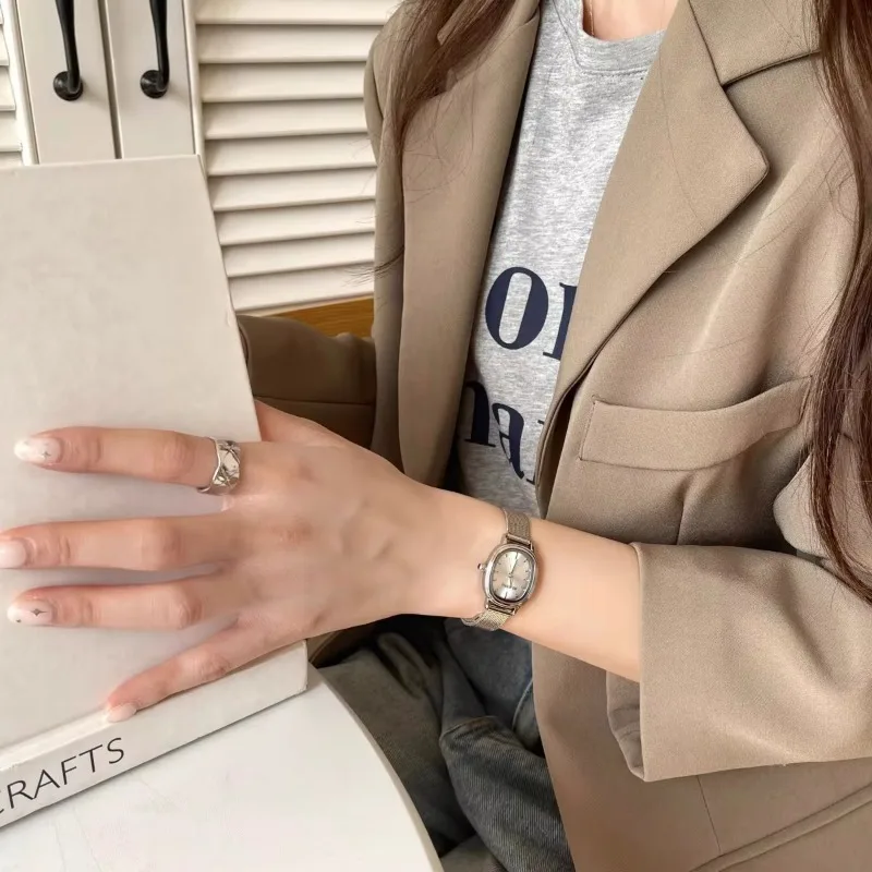 صغيرة البيضاوي الهاتفي الأخضر  - مراجعة Minimalist Thin Watch وسعره