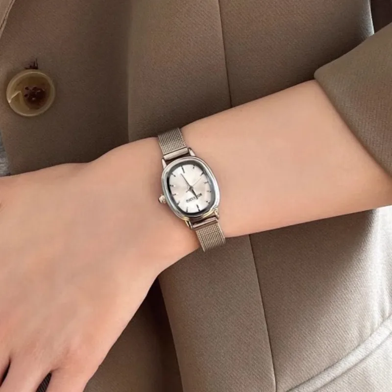 صغيرة البيضاوي الهاتفي الأخضر  - مراجعة Minimalist Thin Watch وسعره